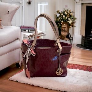 ❤️Pre-loved❤️ pre-owned Michael Kors burgundy Jet-set bag. Good condition.